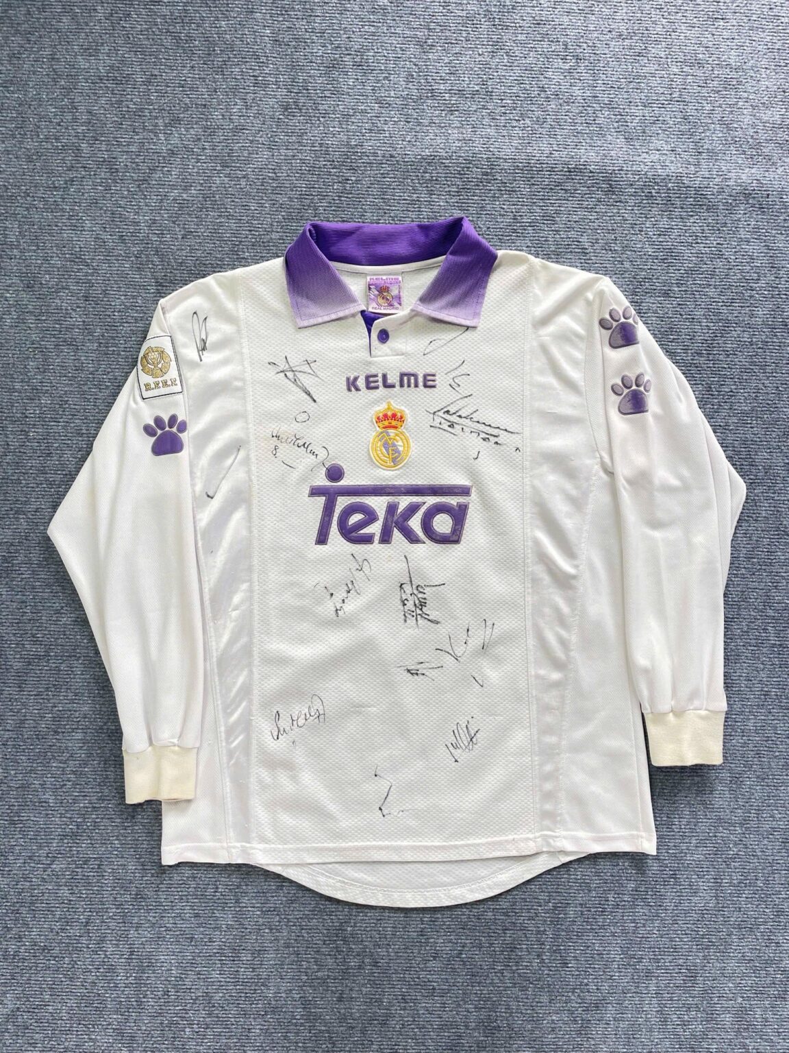 Help me identify those autographs