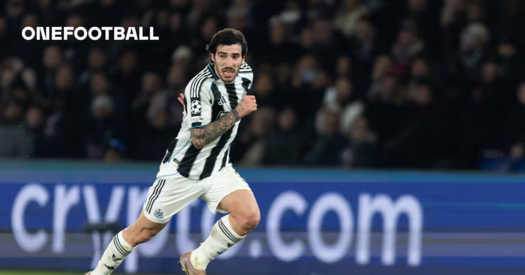 Journalist claims Manchester United lead race for Premier League midfielder