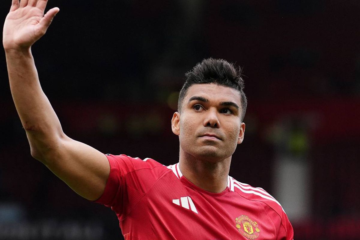 Manchester United's Casemiro waves to the crowd