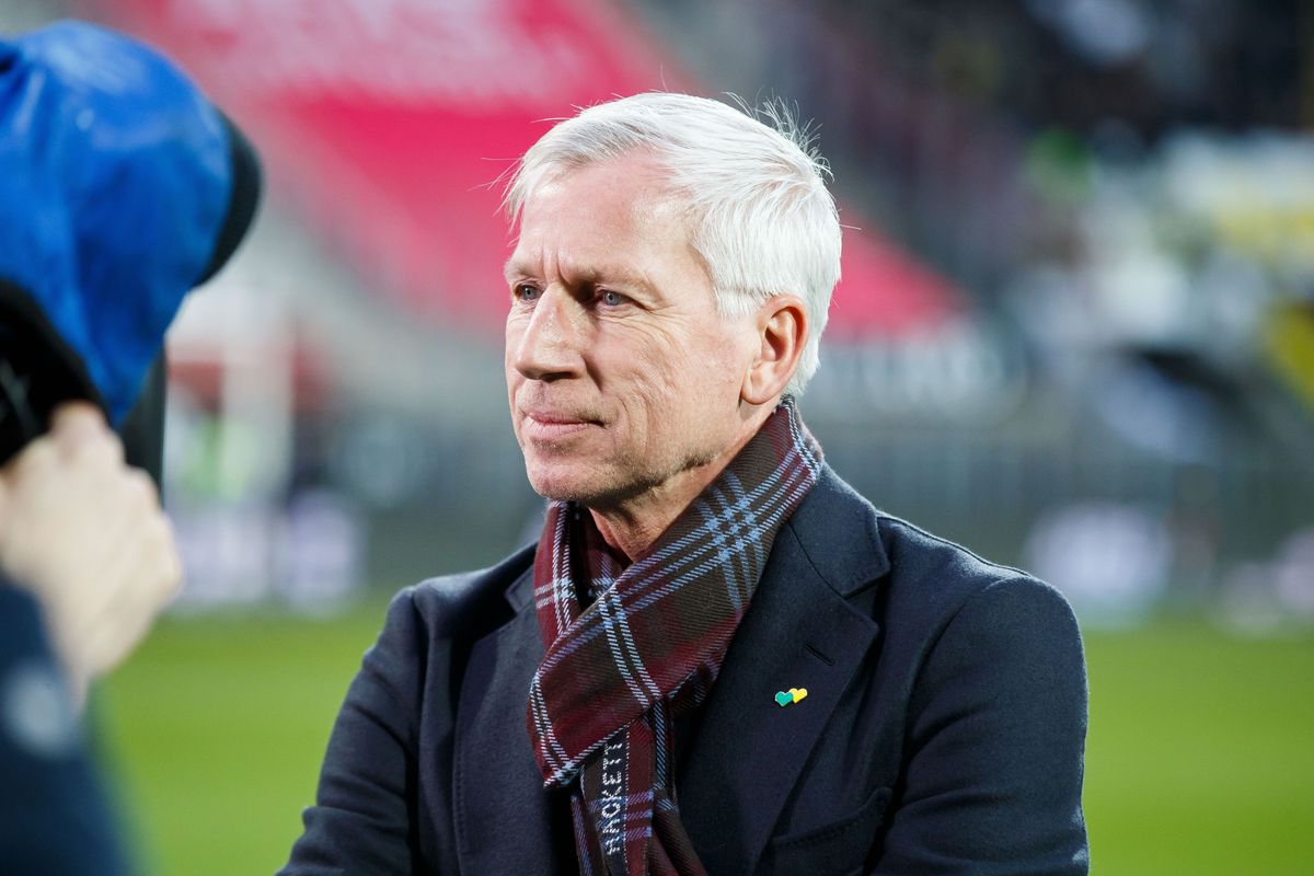 ADO Den Haag trainer / coach Alan Pardew during the Dutch Eredivisie match between AZ Alkmaar and ADO Den Haag at AFAS stadium on March 07, 2020 in Alkmaar, The Netherlands(Photo by ANP Sport via Getty Images)