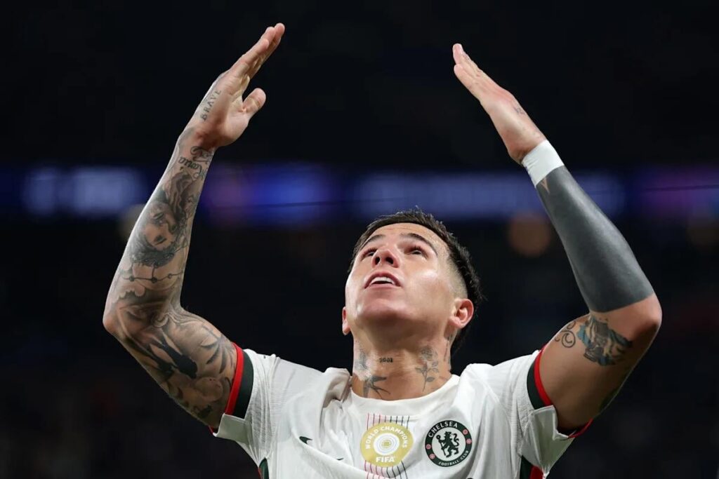 Real Madrid are closely monitoring Enzo Fernández’s situation at Chelsea. The 25-year-old midfielder is said to be frustrated & if tensions within the club continue, especially without Champions League qualification, Madrid could move to sign him as they look to add an orchestrator in the midfield