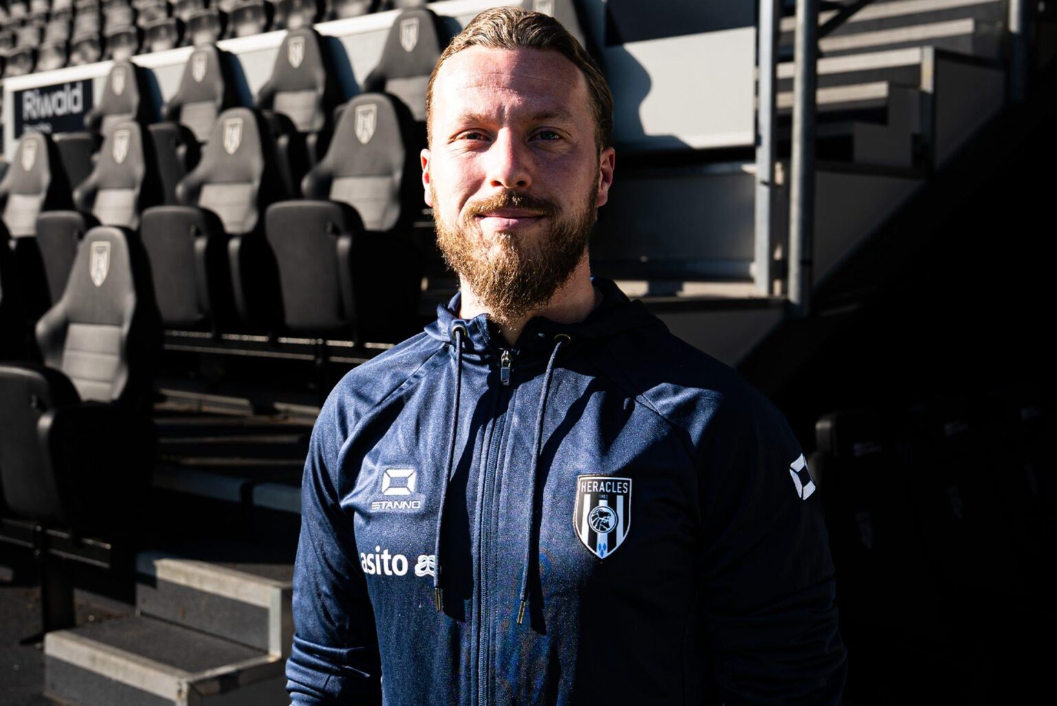 Officieel: Heracles Almelo voegt assistent-trainer Vincent Heilmann (29) toe aan de technische staf