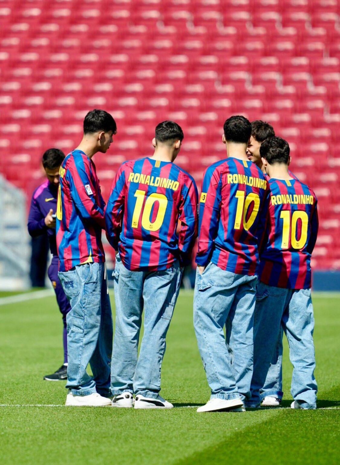 All Barça players are currently out on the pitch wearing a classic Barcelona jersey (2005/06) with Ronaldinho on the back as a tribute to his birthday yesterday.