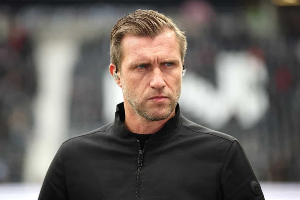 Krösche-Aus im Sommer? Laut "Sport Bild" denkt der Eintracht-Sportdirektor über einen Abgang im Sommer nach. Unter anderem soll die Kritik Hellmanns bei der Mitgliederversammlung über die Kaderzusammensetzung nicht gut angekommen sein.