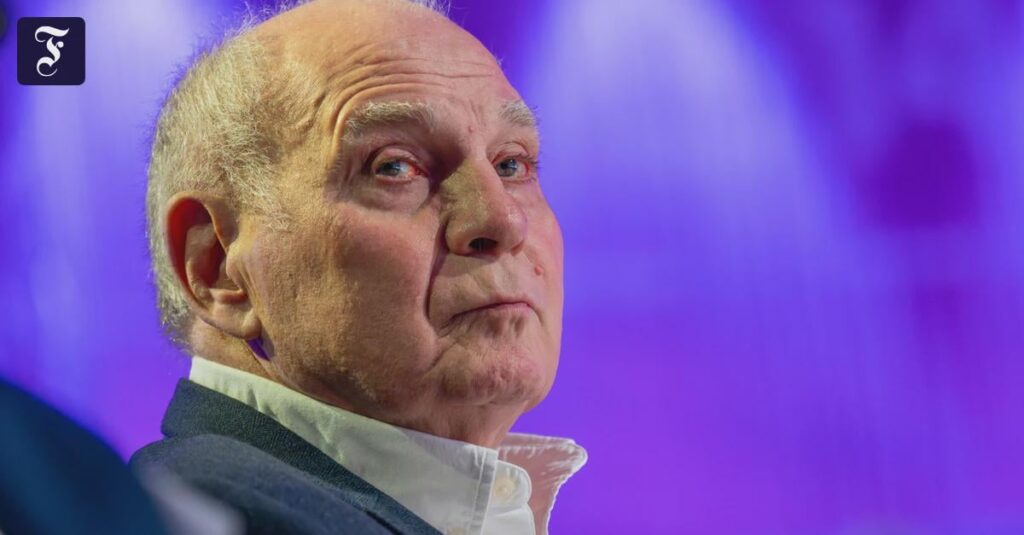 Uli Hoeneß warnt Eintracht vor Transfer-Modell: "Ich persönlich bin kein großer Freund vom Verkauf von guten Spielern. Axel Hellmann wird das auch noch begreifen, dass man auf Dauer bei jedem Verkauf Substanz verliert. Es ist schön, wenn man mal 50, 60 Millionen kriegt, aber was ist die Konsequenz?"