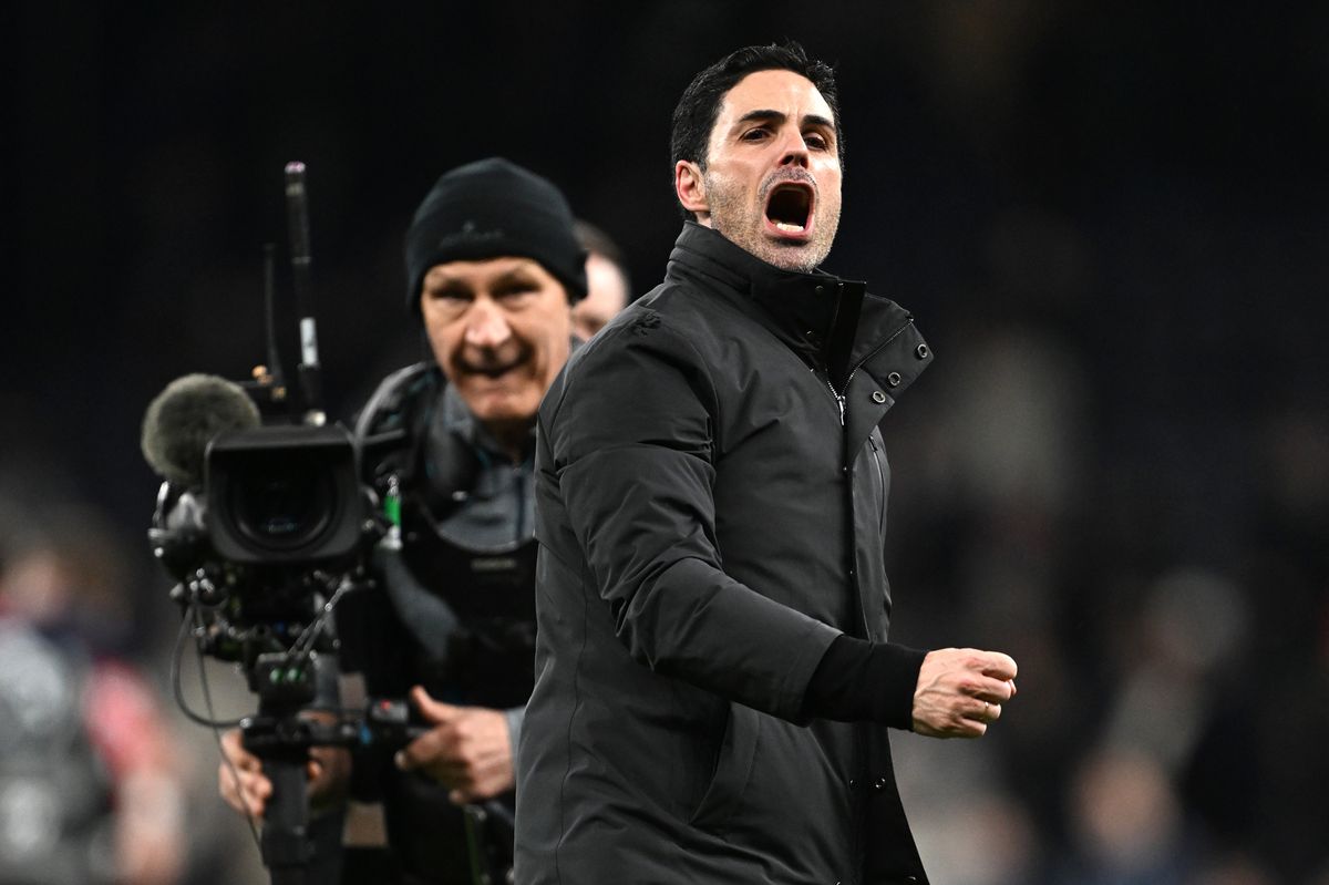 Mikel Arteta gestures