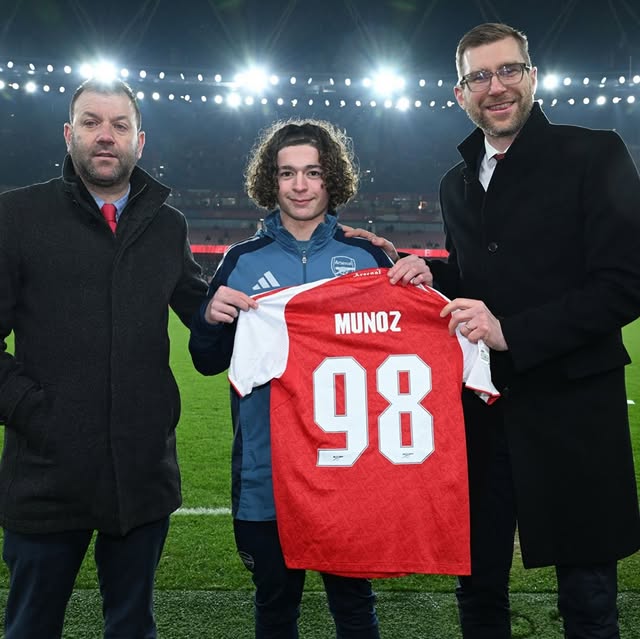 Luis Munoz receiving a shirt as part of an Emirates Stadium presentation (Photo via Munoz on Instagram)
