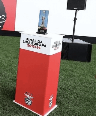 E quando o Benfica apresentou o JJ mostrando o trofeu que foi perder a final de uma Liga Europa?