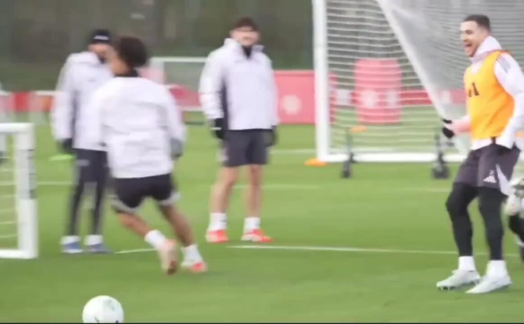 Mainoo and Dalot in training