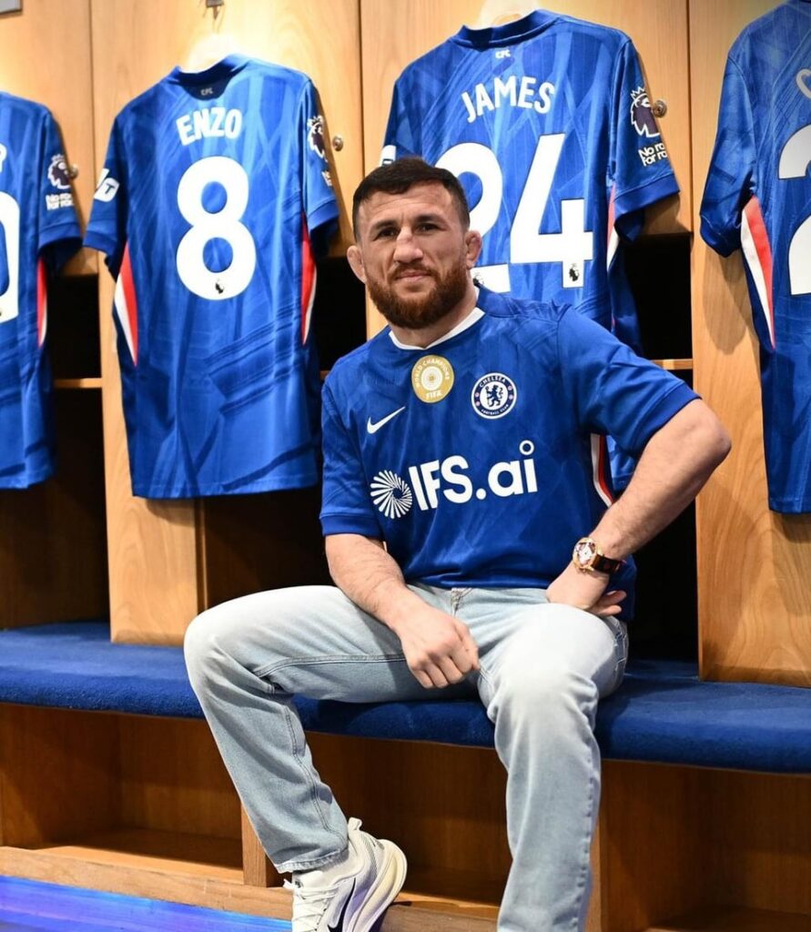 Former UFC bantamweight champion Merab Dvalishvili 🇬🇪 visited Stamford Bridge.