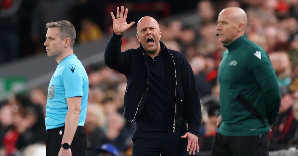 Arne Slot explains his agitated behavior on the sidelines: “It’s not good that football is heading in this direction”