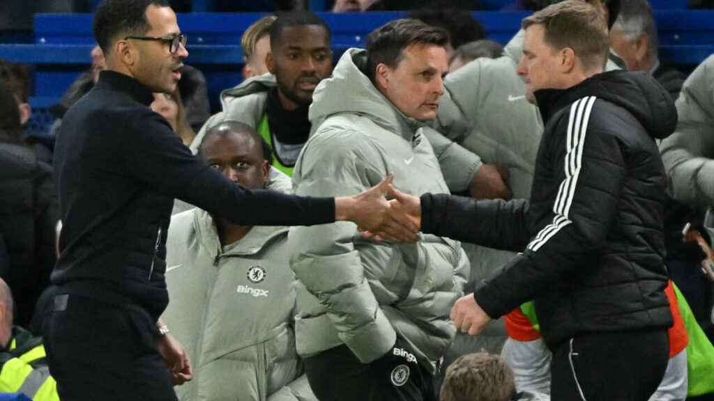 Rosenior unhappy with referee after bizarre huddle incident in Chelsea loss