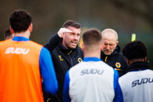 Rob Edwards speaks to his players (Photo by Brett Patzke - WWFC/Wolves via Getty Images)