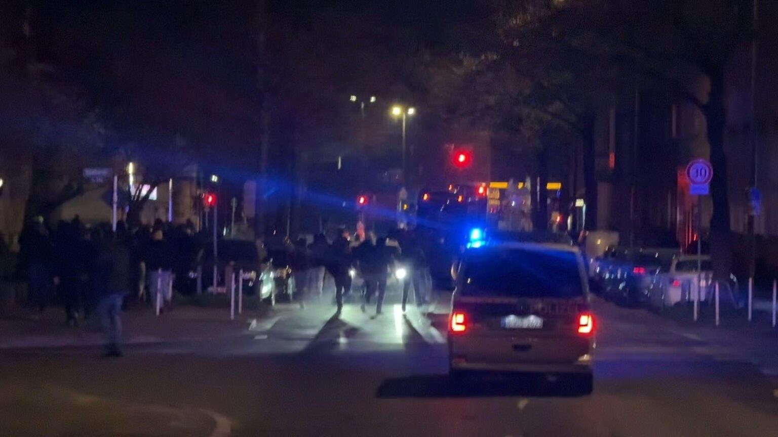 Verabredet? HSV- und BVB-Anhänger prügeln sich auf Straße nach Spiel in Dortmund