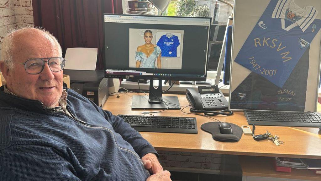 Realityster Kim Kardashian verkoopt voetbalshirt van Nederlandse amateurclub RKSVM
