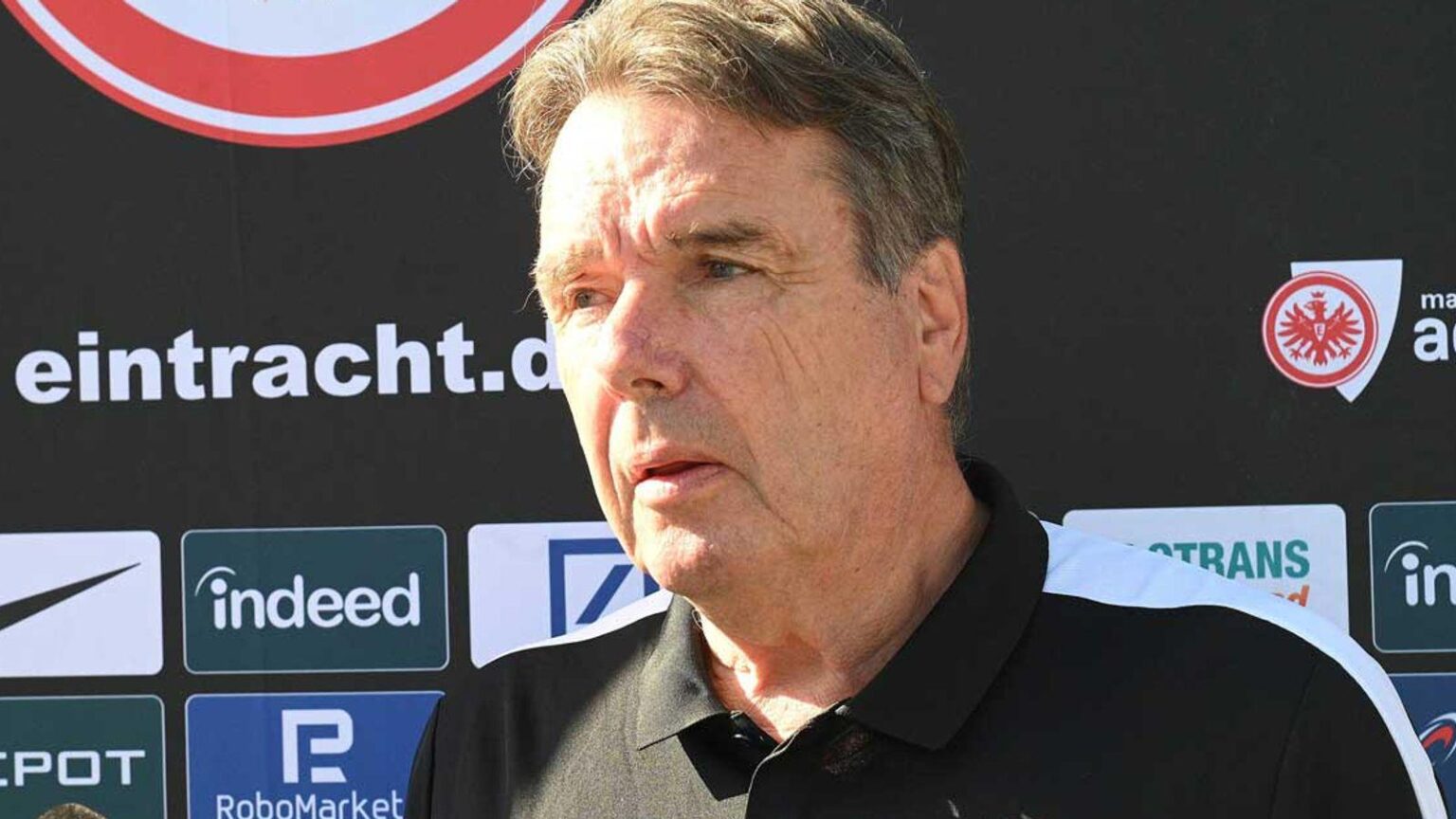 Ex-Eintracht Boss Bruchhagen über Frankfurter Offensivschwäche: "Wenn ich Stürmer habe, wie Stuttgart sie hat, dann kann ich auch Offensivfußball spielen. Wenn ich aber die Spieler nicht habe, dann muss ich den Fußball spielen, der zum Erfolg führt."