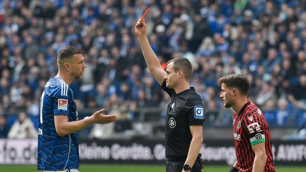 Fußball: Schalke verspielt nach Dzeko-Rot den Sieg