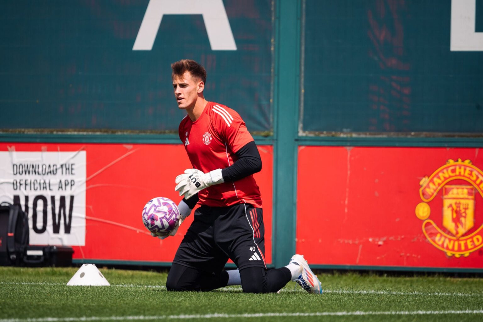 Radek Vitek can't afford to ignore ghost of Man Utd's past in Czech Republic goal, tough decision awaits