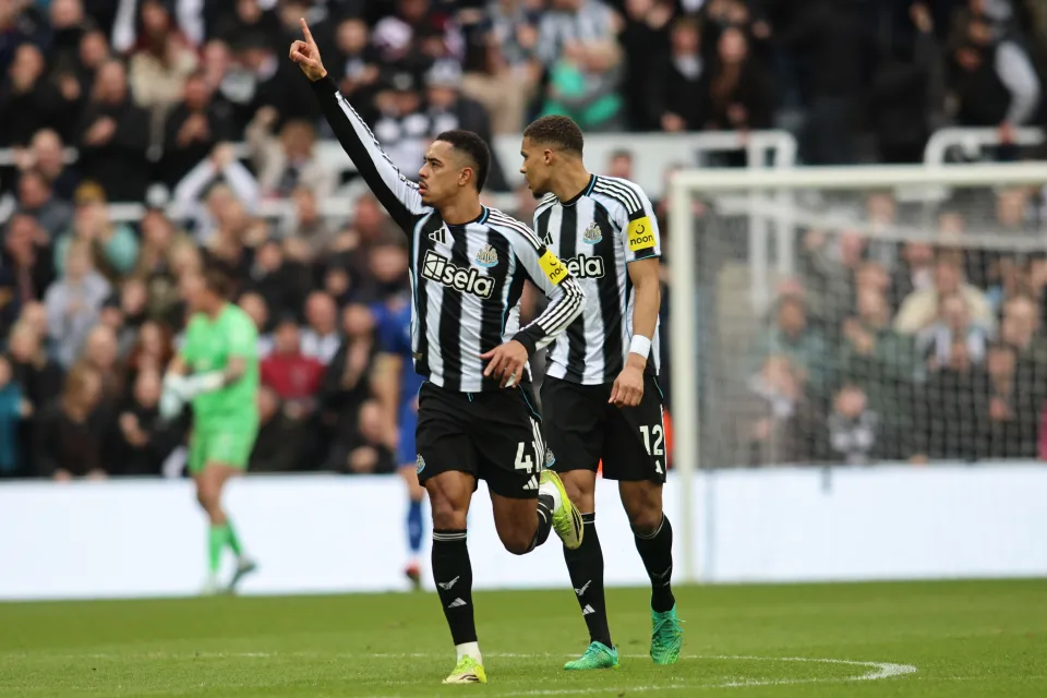 Jacob Ramsey celebrates his goal for Newcastle against Everton