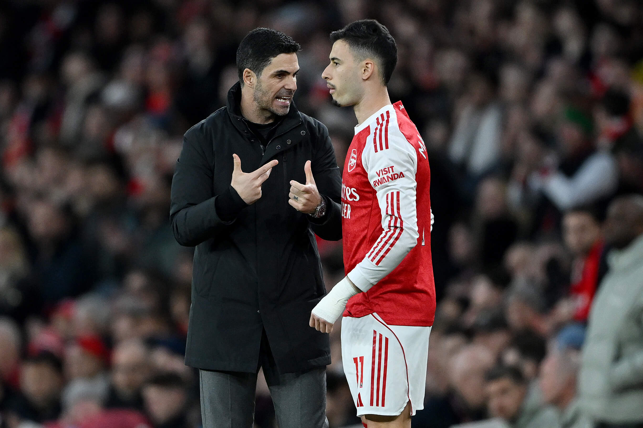Mikel Arteta speaks with substitute Gabriel Martinelli before entering the pitch against Chelsea