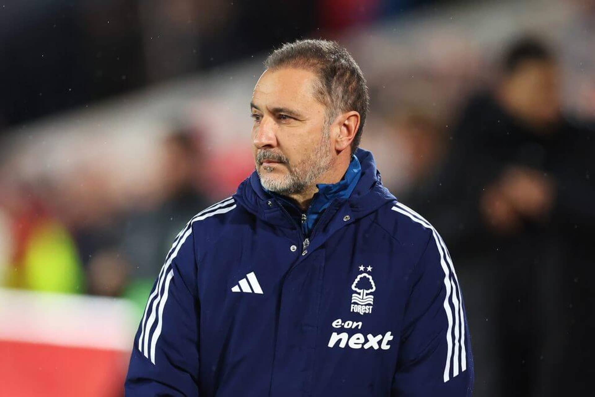 Vitor Pereira looks on from the touchline