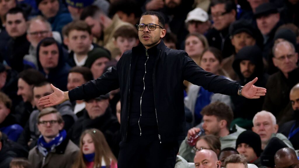 ‘Disappointed’ Liam Rosenior ‘will be speaking to PGMOL’ over odd moment referee ended up in Chelsea huddle before Newcastle kick-off 'Disappointed' Liam Rosenior 'will be speaking to PGMOL' over odd moment referee ended up in Chelsea huddle before Newcastle kick-off