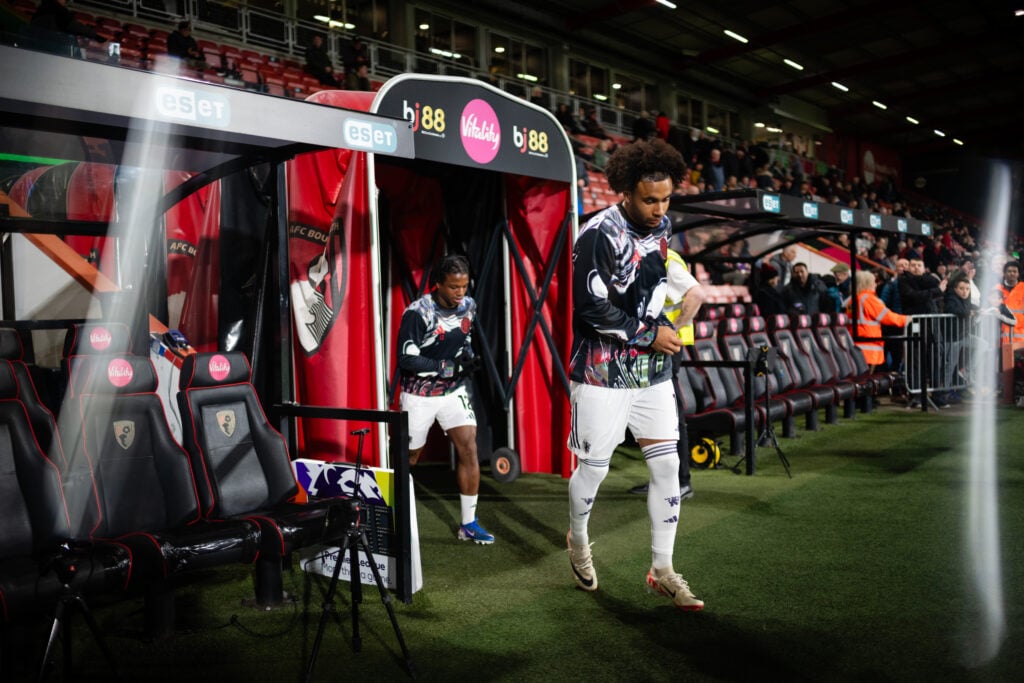 Joshua Zirkzee of Manchester United warms up ahead of the Premier League match between Bournemouth and Manchester United at Vitality Stadium on March 20, 2026