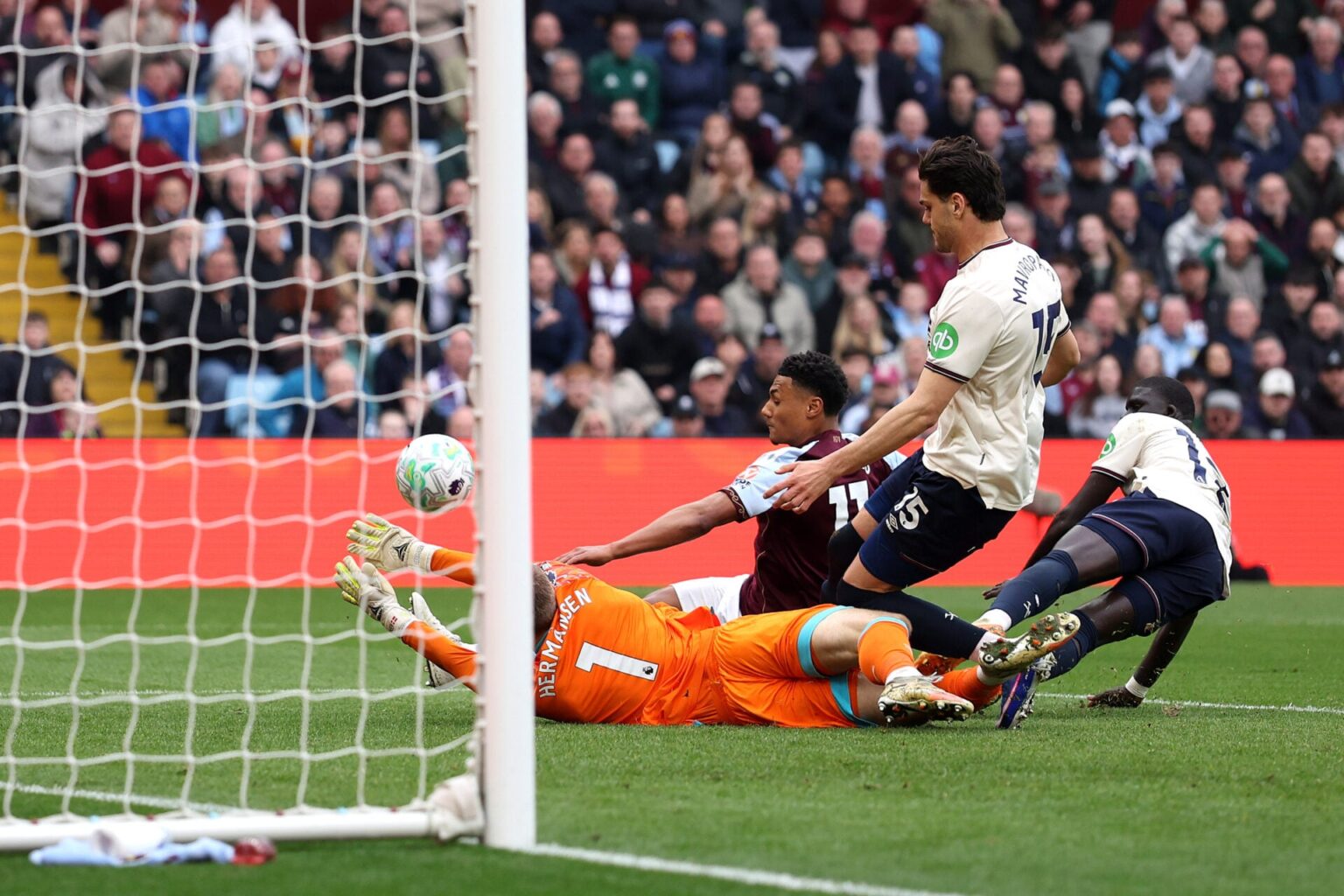 Joe Hart expertly explains why Mads Hermansen ended up 'flopping' for West Ham against Aston Villa