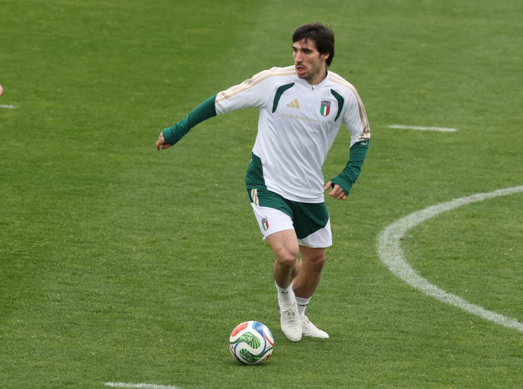 Sandro Tonali trains with Italy