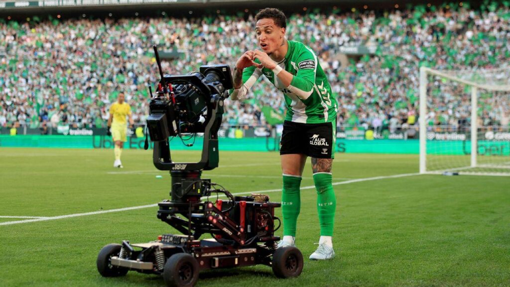 Antony scores bicycle kick, confronts fans, chases Yamal, Vinícius totals