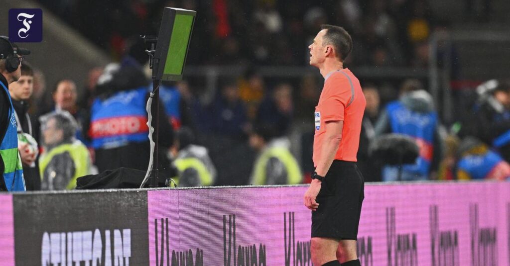 Kommt die Abseits-Revolution? Abseits nur noch dann, wenn eine Lücke zwischen Verteidiger und Stürmer besteht? Die FIFA testet die "Tageslicht"-Regel künftig in Kanada. Den Trainern fällt dabei eine besondere Rolle zu.