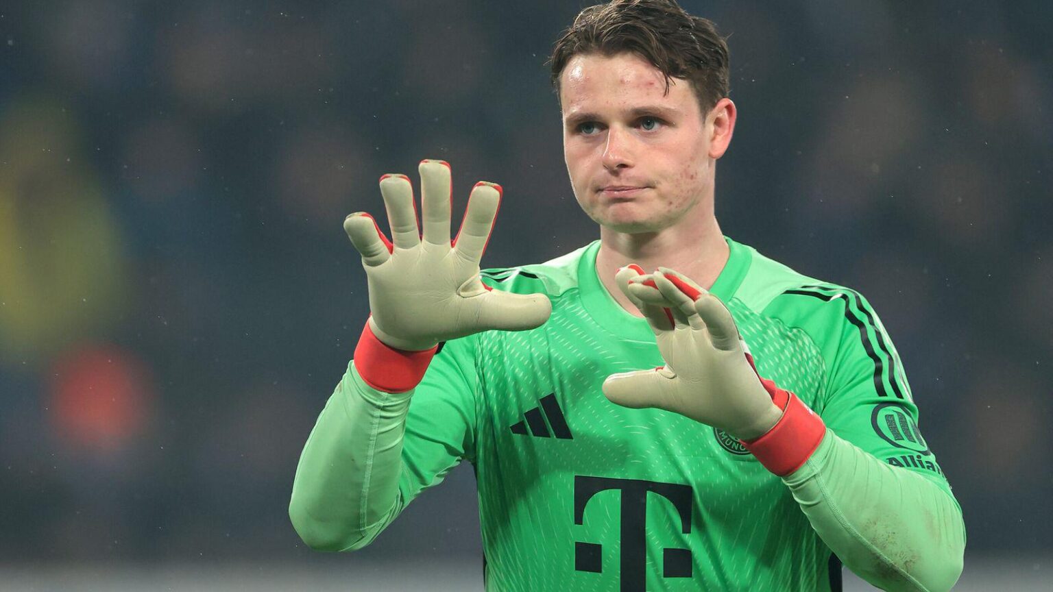 Grünes Licht: Jonas Urbig steht in der Champions League gegen Bergamo im Bayern-Tor