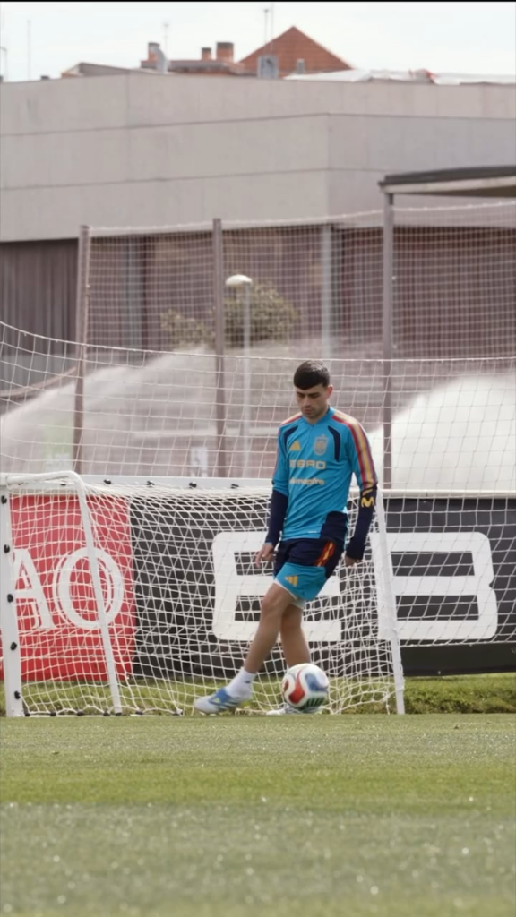 Pedri control is just amazing he makes football look easy