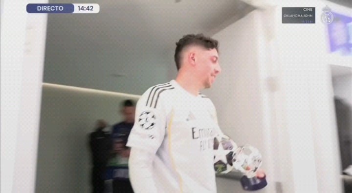 The Entire Team Congratulating Fede ,After His Masterclass Against City 😍🤍