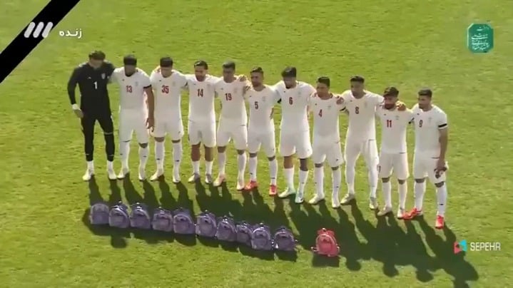 A seleção iraniana voltou a campo hoje, em amistoso com a Nigéria. Antes do jogo, os jogadores posaram com mochilas, em homenagem às vítimas do bombardeio da escola de Minab, um ataque dos EUA que vitimou mais de 100 crianças no primeiro dia da guerra.