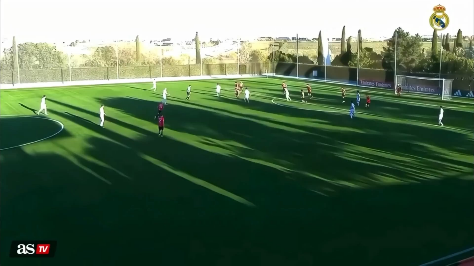Bryan Bugarín 𝐅𝐀𝐍𝐓𝐀𝐒𝐓𝐈𝐂 𝐆𝐎𝐀𝐋 for Juvenil B (Real Madrid U-18) vs Parla Escuela! Bryan Bugarín (17, AM/RW) has had a lot of physical issues this season. He recently returned from injury and scored a brace. Hopefully he can now find some consistency and stay injury-free
