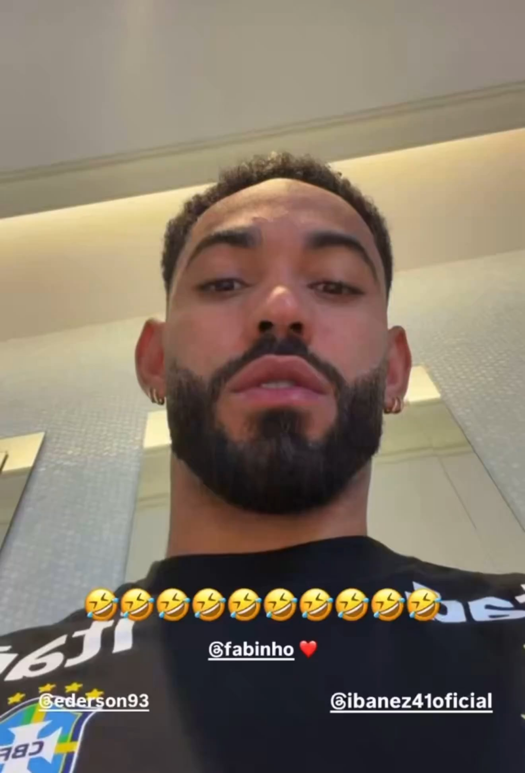 Cunha, Ederson and Ibanez waiting for Fabinho to get his haircut ❤😭