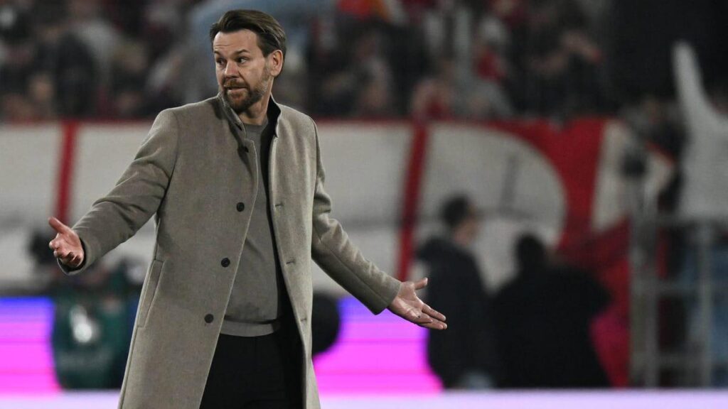 Kessler kritisiert Stadionsprecher Michael Trippel: "Die Thematik gefällt mir nicht. Wir sollten den Schiedsrichter nicht über den Stadionsprecher bewerten. Es gibt Personen, die dürfen das nach dem Spiel machen, die werden dafür in diesem Klub bezahlt und da gehört er sicherlich nicht mit dazu."