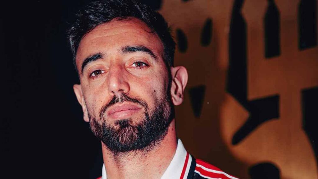 [@ManUtd] Inspired by greatness. Bruno Fernandes channeling David Beckham in our retro 98/99 home kit.