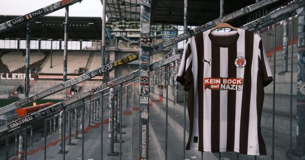 Der FC St. Pauli läuft gegen Freiburg mit Logo von „Kein Bock auf Nazis“ auf