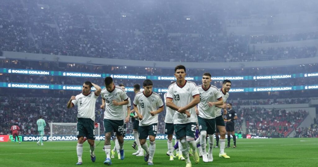 Update - André Pinheiro, LFB a cantar La Cucaracha por cima do hino mexicano.