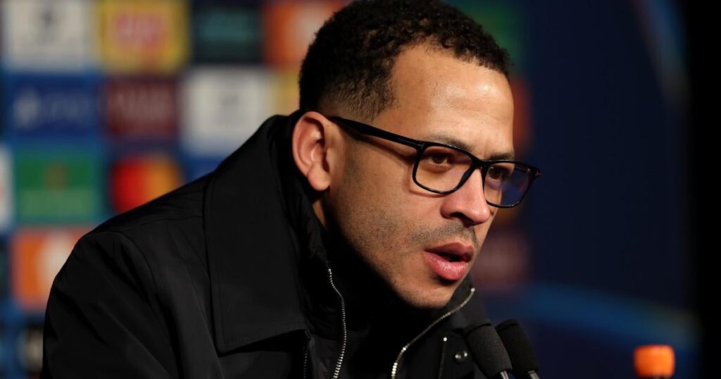 Chelsea Boss Rosenior Criticizes Referee While Addressing Huddle Incident