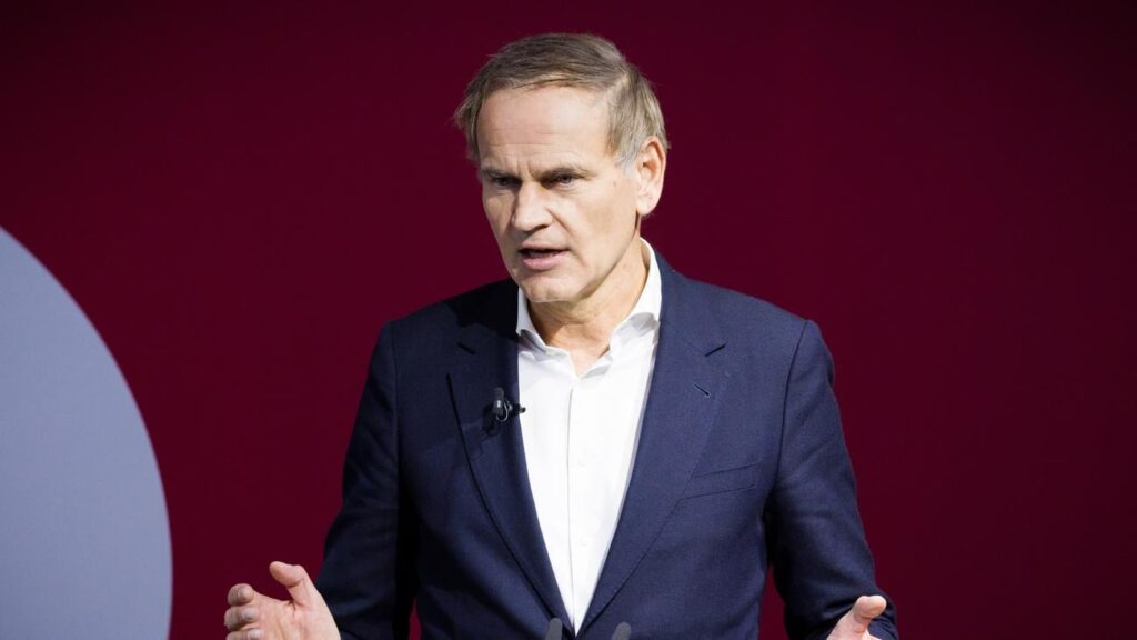 Fußballbundesliga: VW-Chef will beim VfL Wolfsburg "alles auf den Prüfstand stellen": Nach den Sparankündigungen von Volkswagen könnte auch die Konzerntochter VfL Wolfsburg betroffen sein.