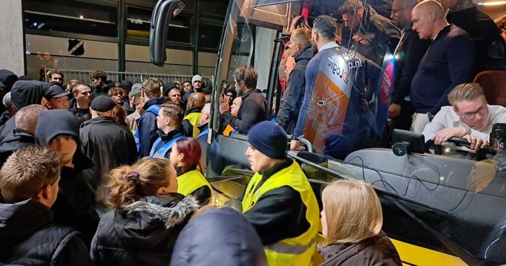 NAC-fans wachten spelersbus op bij Rat Verlegh Stadion: ‘Waar zijn jullie mee bezig?’