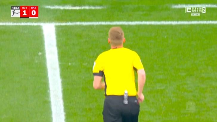 Nicolas Jackson (Bayern Munich) straight red card against Leverkusen 43'