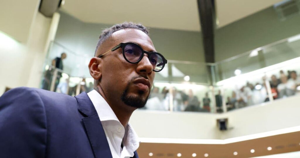 Staatsanwaltschaft München ermittelt gegen Jérôme Boateng: Laut "Bild" wurde Boateng am 6. November 2025 im Stadtteil Schwabing in einem getunten G63-Mercedes von der Polizei aufgehalten. Die Einsatzkräfte sollen daraufhin festgestellt haben, dass ein Fahrverbot gegen den Ex-Bayern-Spieler vorliegt.