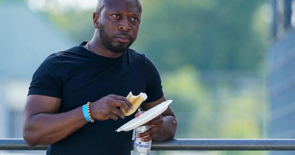 Ex-international Romeo Castelen moet jaar de bak in: werd met 139.000 euro cash gepakt op Schiphol