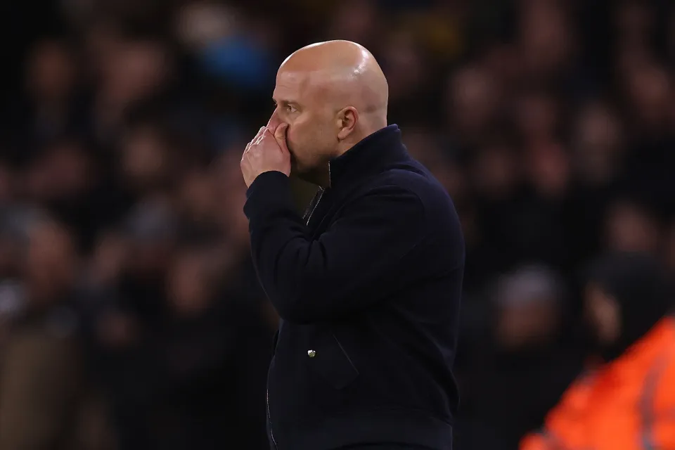 Arne Slot manager of Liverpool looks dejected during the Premier League match between Wolverhampton Wanderers and Liverpool