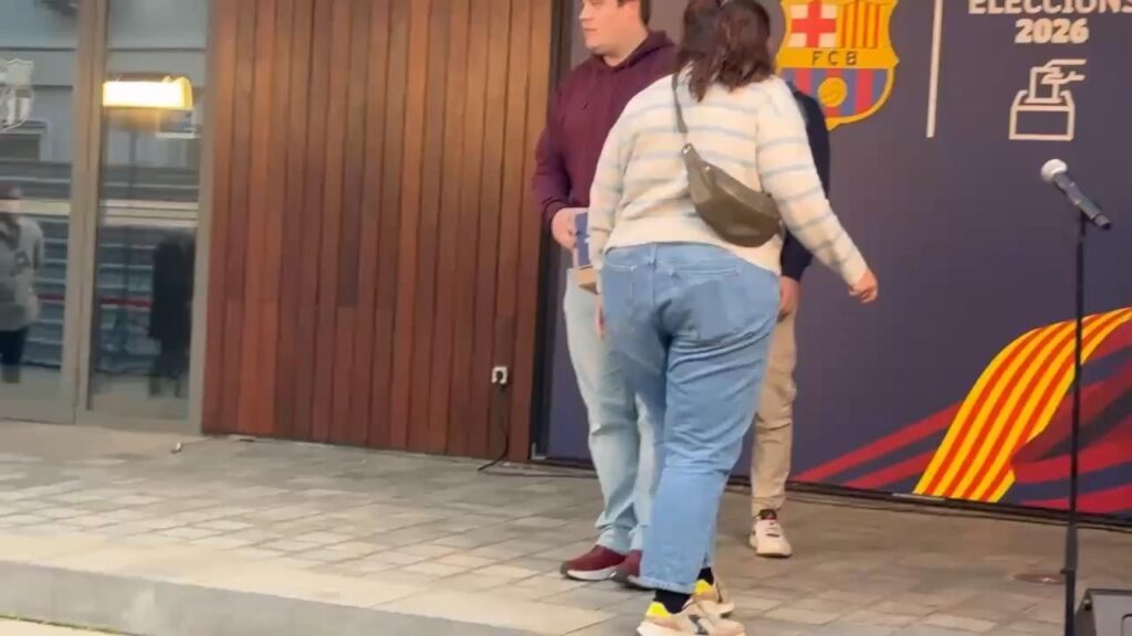 A young Presidential pre-candidate Daniel Juan arrived at the signature submission day at the offices of Barça with just 84 signatures. To officially become a candidate, one needs 2,337.