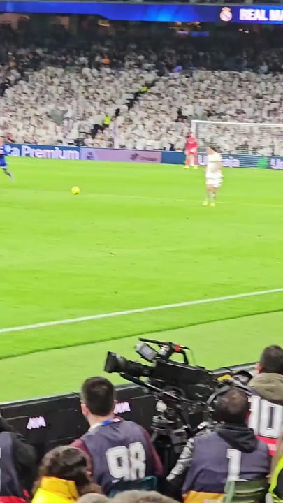 Vinicius' anger at the crowd's whistles after the ball was taken from him! He turns around angrily and points with his hand!